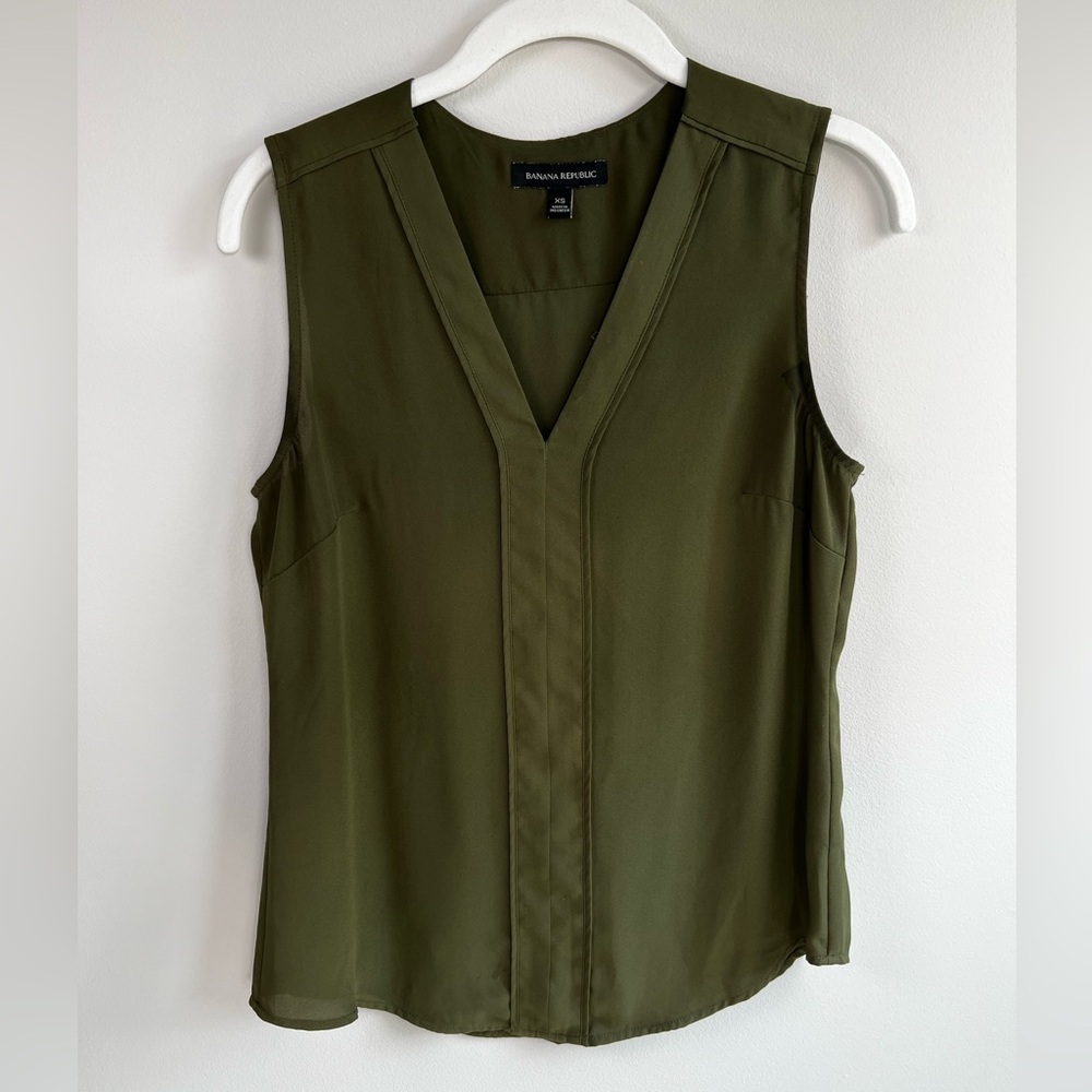 Banana Republic dark olive color sleeveless shirt, extra small